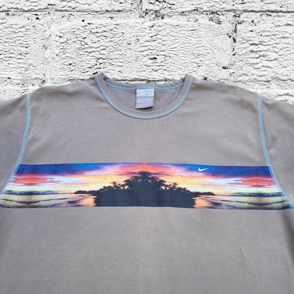 Vintage Nike Graphic T-Shirt - Picture 4 of 8